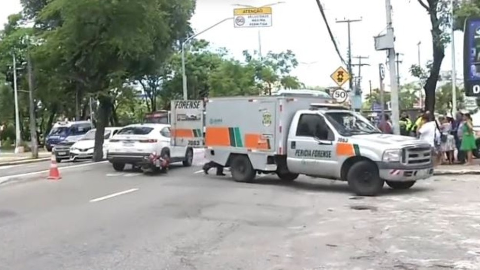 Passageira de moto de app morre após cair na pista e ser atropelada por ônibus na Avenida 13 de Maio, em Fortaleza. — Foto: TV Verdes Mares/ Reprodução