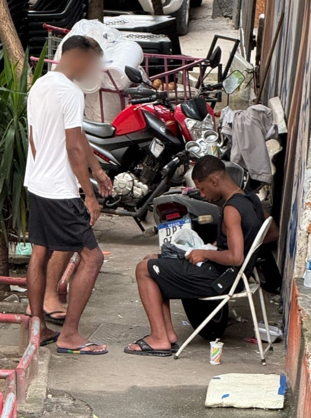 Homem flagrado vendendo drogas na Lapa é preso 