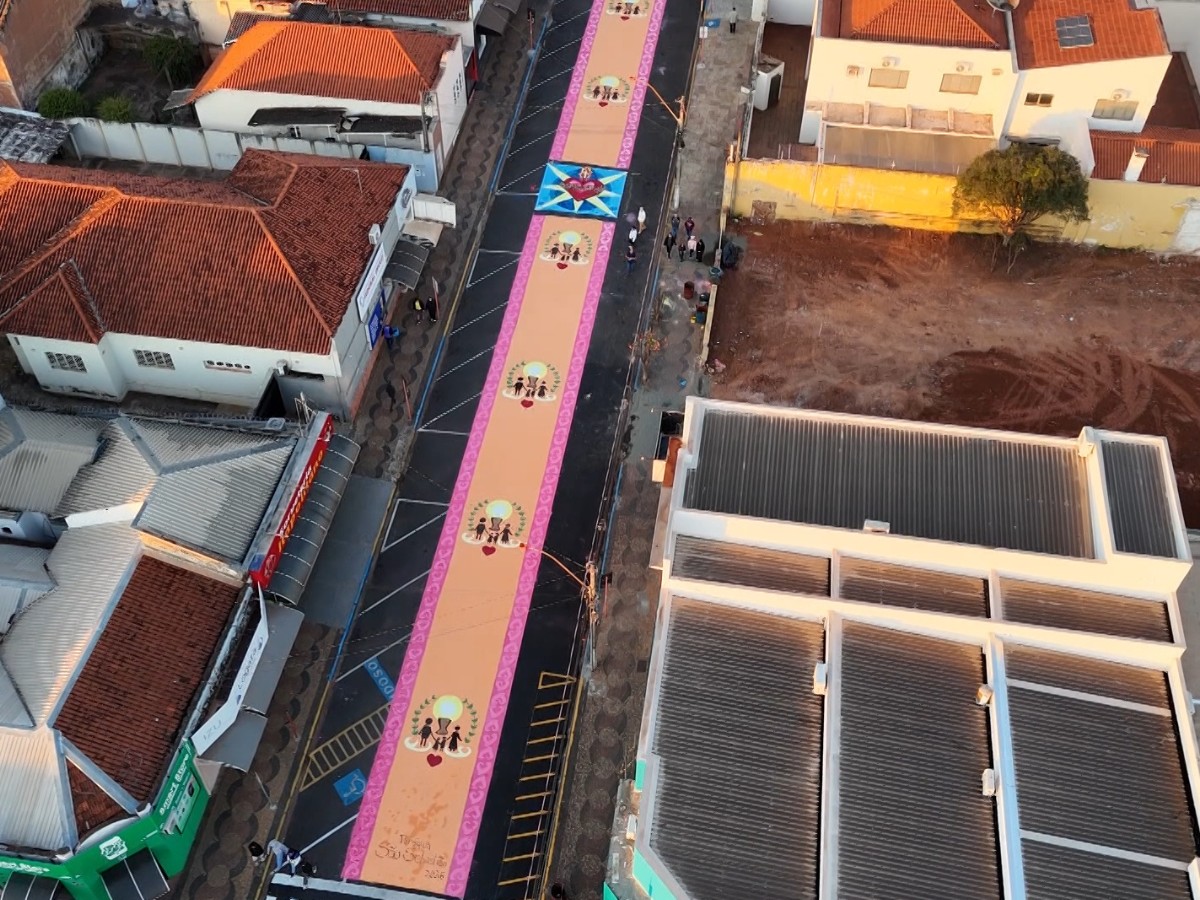 Drone mostra montagem dos tradicionais tapetes de Corpus Christi em 12 quarteirões de Matão