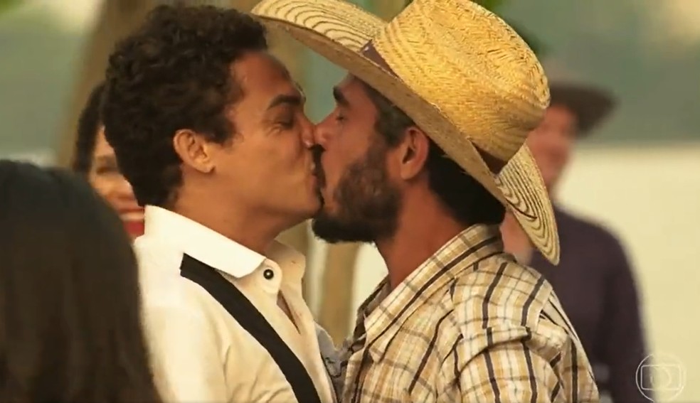 Em 'Pantanal', Silvero Pereira e Thommy Schiavo protagonizaram beijo gay — Foto: Reprodução/TV Globo