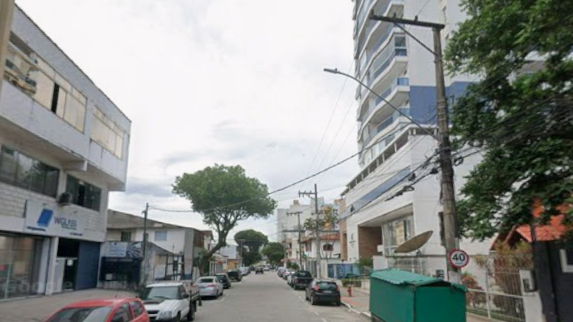 Dupla em bicicleta elétrica assalta casal e criminoso atira durante luta corporal com mulher em Vila Velha