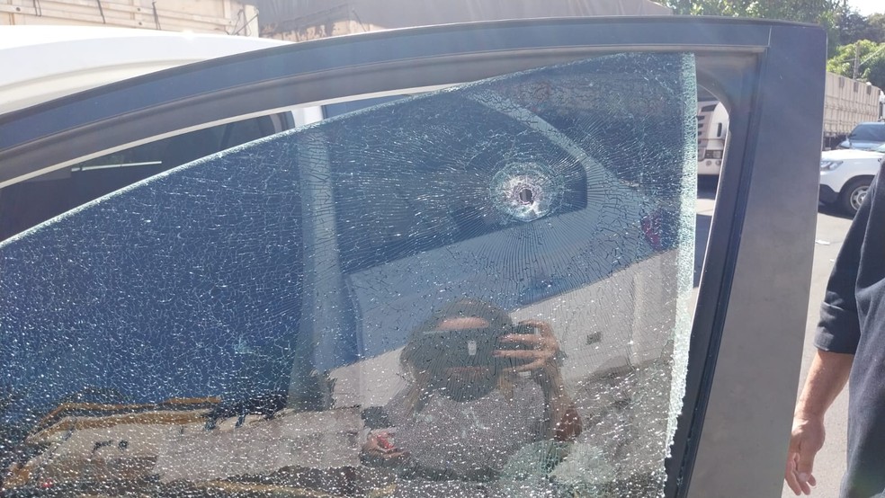 Vidro de carro ficou com marcas de tiro após latrocínio em Nova Odessa — Foto: Talita Nonato/EPTV