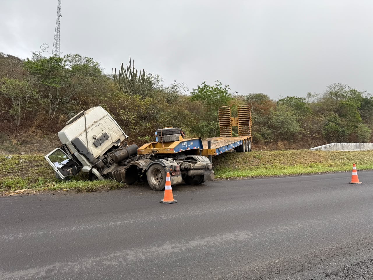 Motorista fica ferido após caminhão tombar na BR-230, no Agreste da PB