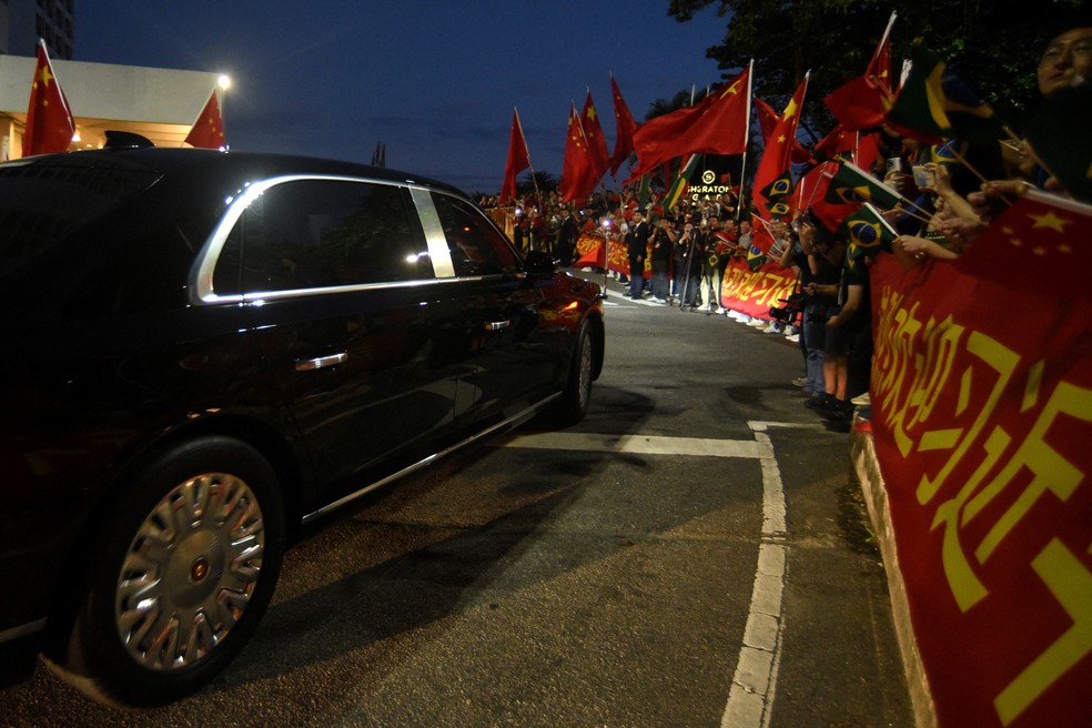 Comitiva do presidente chinês Xi Jinping é recebida com bandeiras e cartazes ao chegar ao Rio de Janeiro, neste domingo (17). — Foto: Tita Barros/Reuters