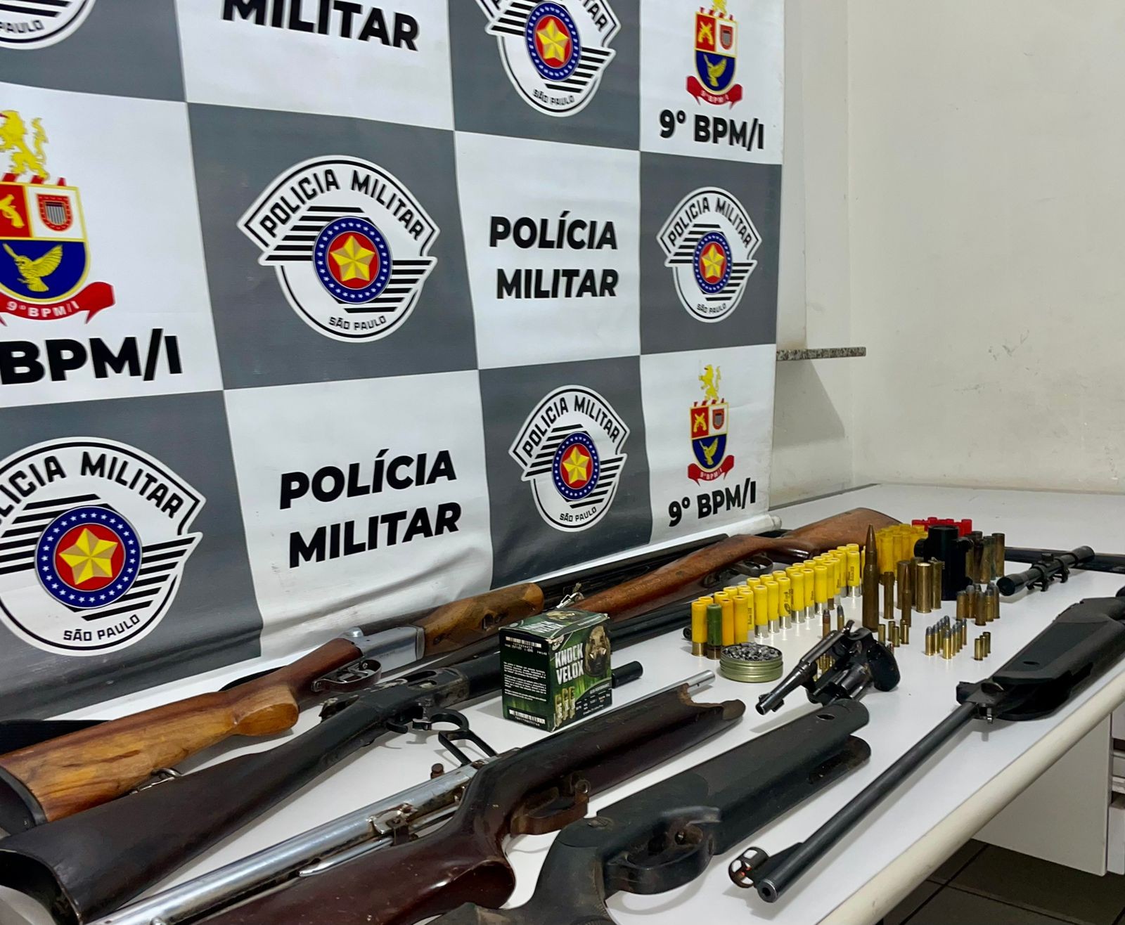 Polícia prende trio suspeito de sequestro em Marília e encontra arsenal de armas escondido em casa