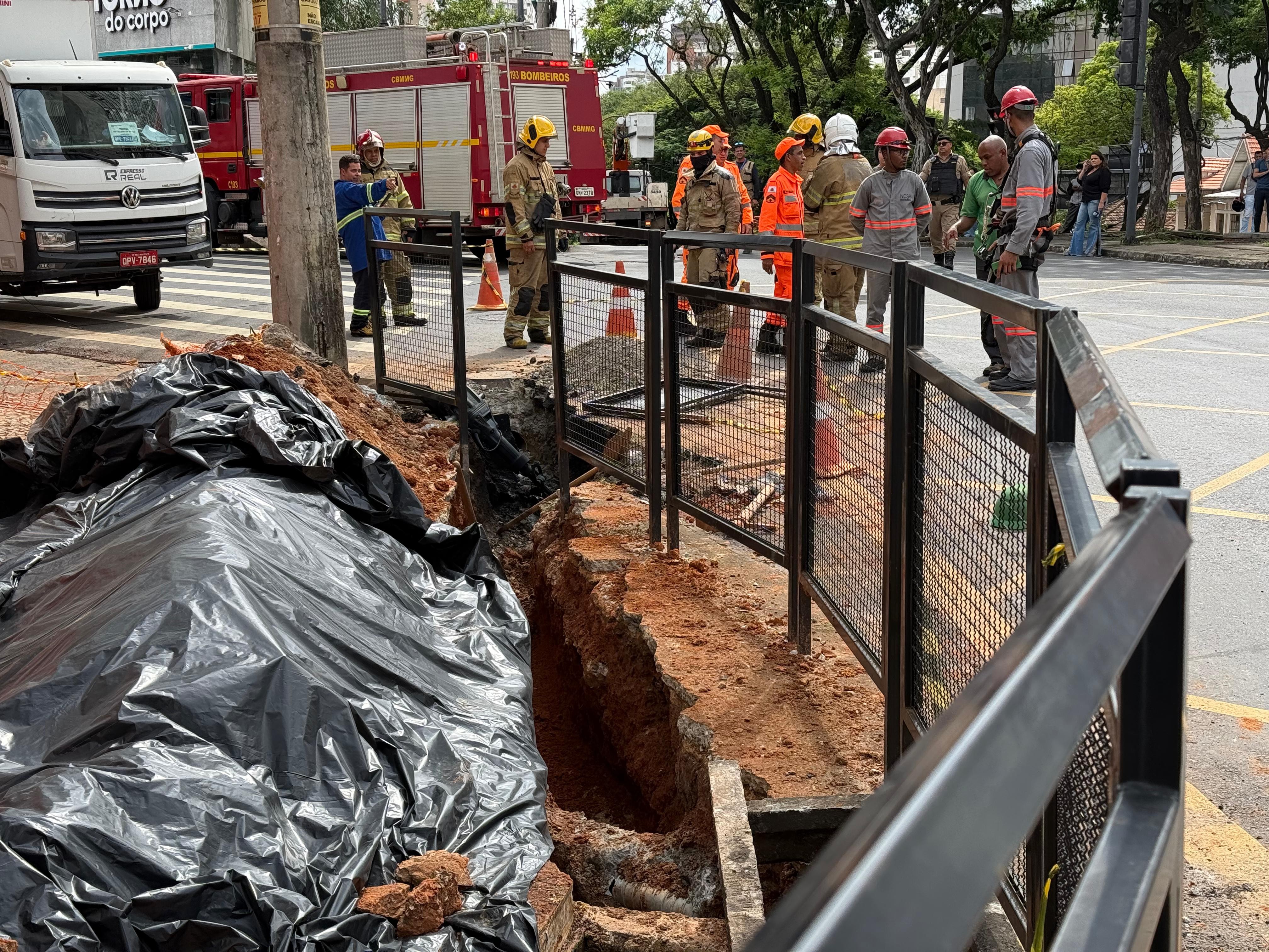 Curto-circuito durante obra em bueiro deixa feridos em Belo Horizonte; VÍDEO