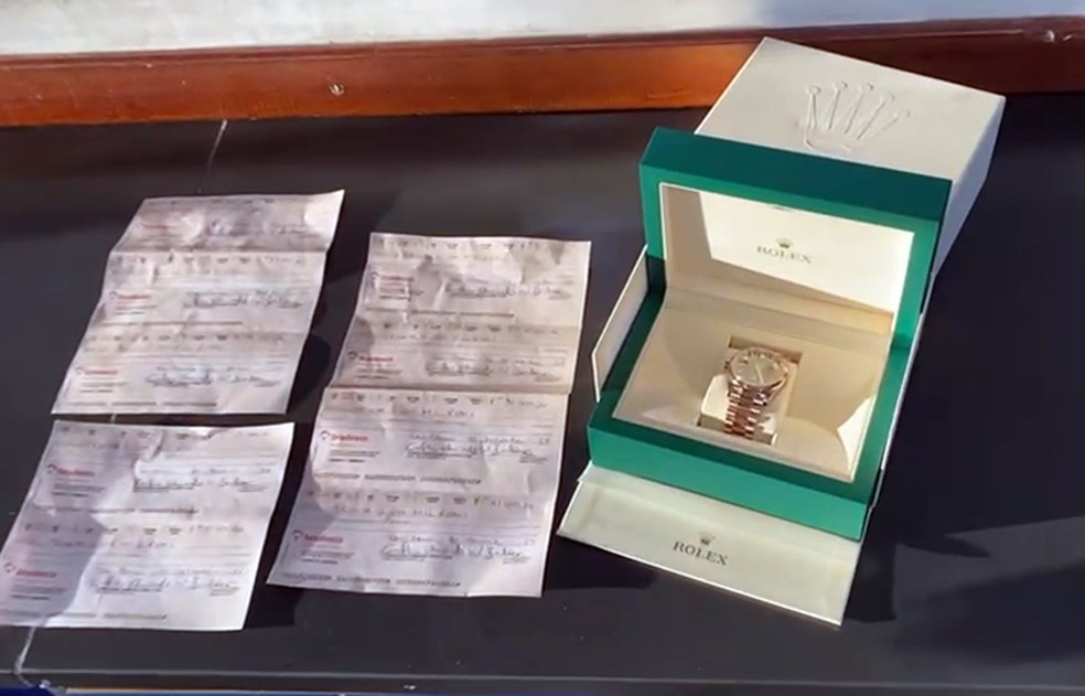 Relógio de luxo avaliado em R$ 280 mil e cheques são apreendidos pela PRF na Fernão Dias, em Pouso Alegre — Foto: PRF