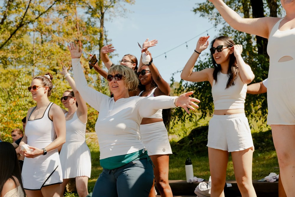 Acampamentos de verão para adultos crescem nos Estados Unidos como alternativa para criar novos vínculos sociais