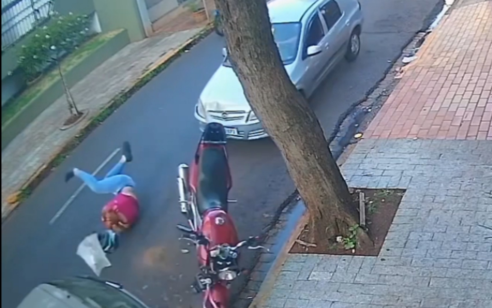 Motociclista diz ter sido atropelada de propósito por motorista em Ribeirão Preto, SP, após buzinar