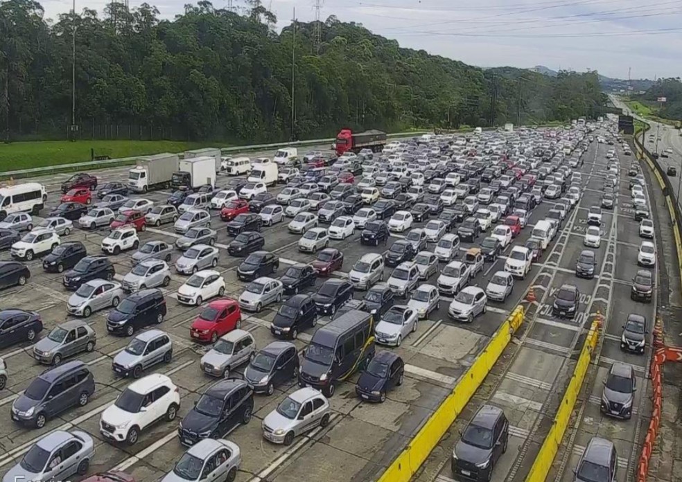 Fila no pedágio da Imigrantes, na manhã deste sábado (21) — Foto: Ecovias