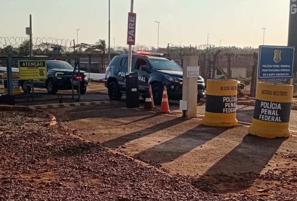 Comboio de viaturas da Polícia Penal Federal que faem a escolta do trio transferido para Campo Grande. — Foto: José Aparecido/TV Morena