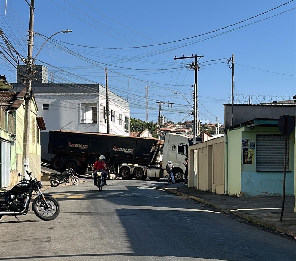 Carreta desgovernada atinge casa Pará de Minas  — Foto: Reprodução/Redes Sociais