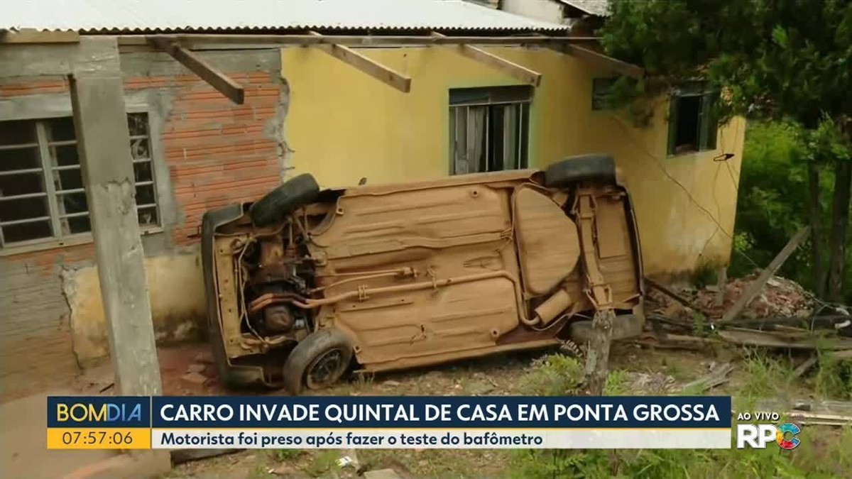 Motorista Bêbado Invade Quintal De Casa Com Carro Derruba Poste E é