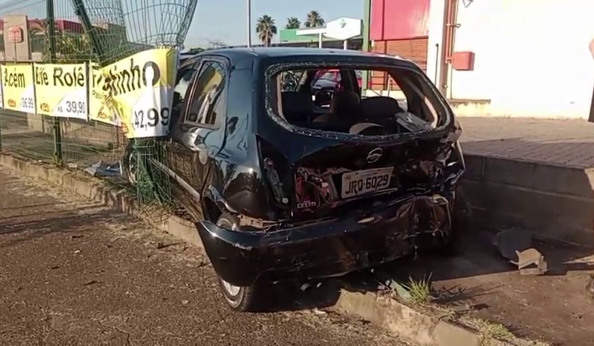 Carro atinge grade de supermercado após batida, em Piracicaba