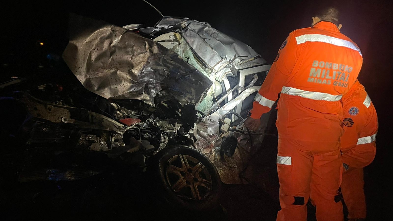 Batida entre carretas e carro mata casal na BR-364 em MG