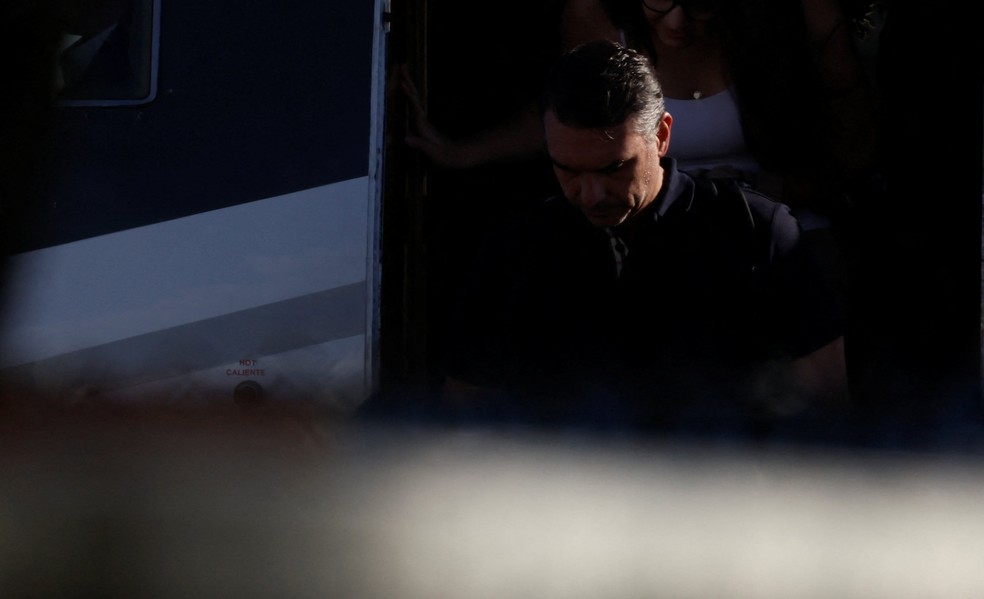 Flávio Bolsonaro desembarcando na Flórida — Foto: REUTERS/Eva Marie Uzcategui