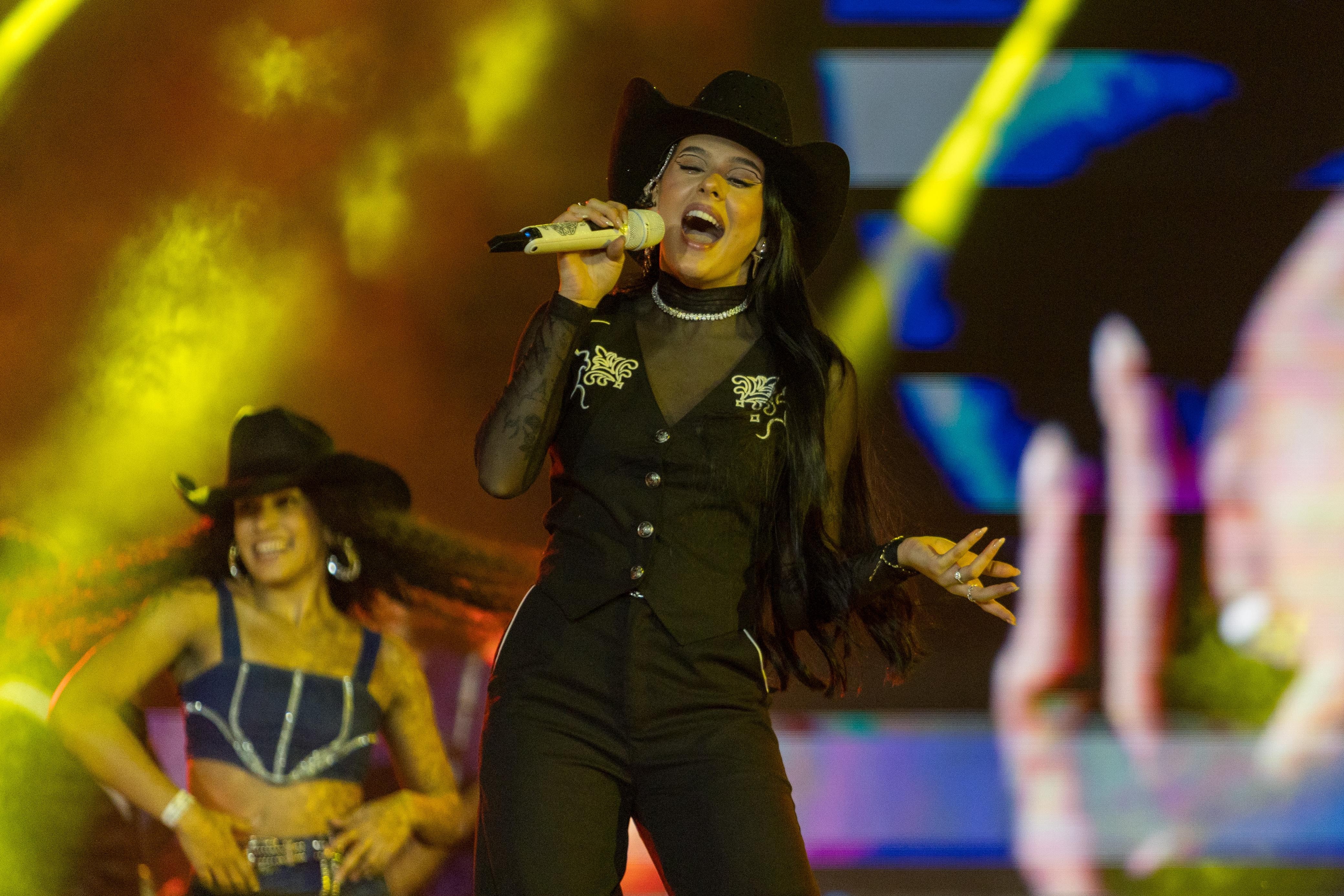 Ana Castela esquenta ‘mar’ de adultos e crianças em noite gelada na arena em Americana