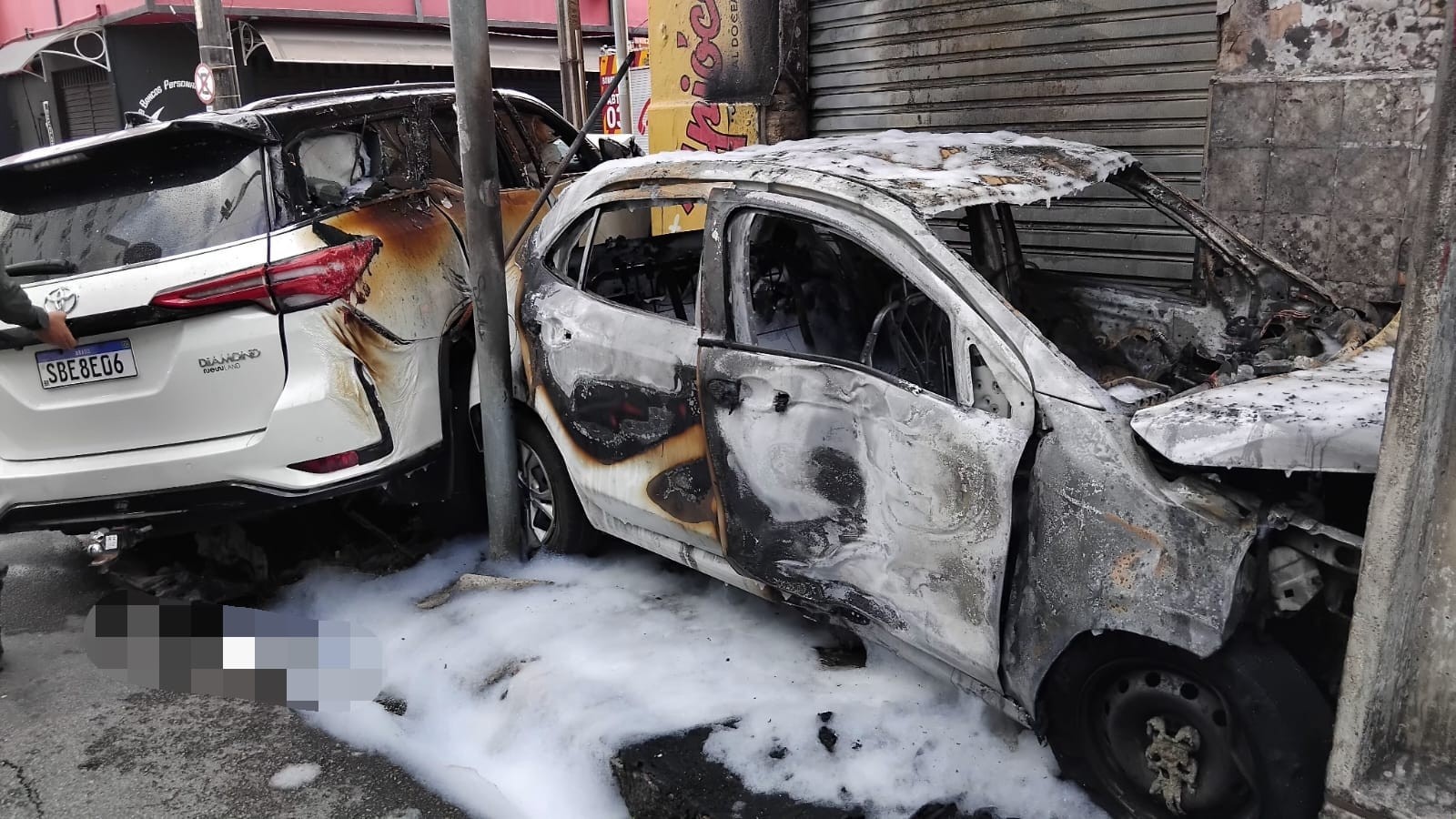 Colisão entre veículos deixa três feridos e carro carbonizado em Fortaleza