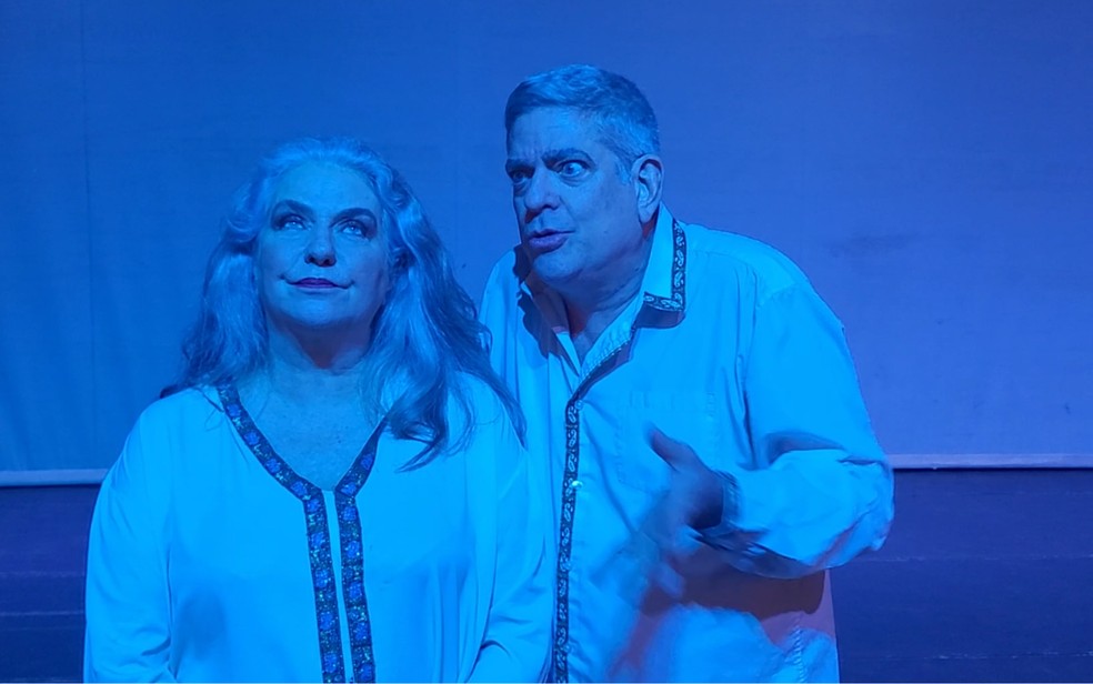 Érica Collares e Rogério Fabiano apresentam a peça 'Sorria, você está no além' — Foto: Divulgação