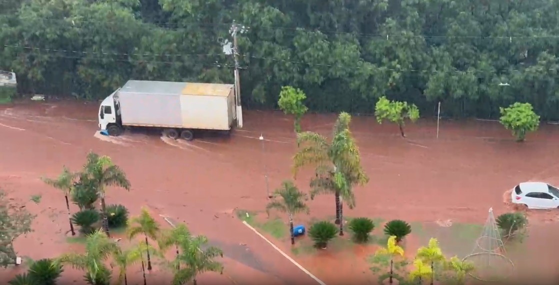 Chuva em Uberlândia deixa ruas alagadas, pessoas ilhadas e rio chega a transbordar