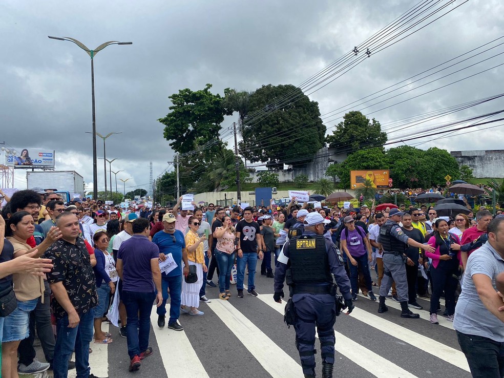 Em greve, professores da rede estadual bloquearam trecho da Avenida Mário Ypiranga, em frente à Aleam, em Manaus  — Foto: Jucélio Paiva/Rede Amazônica