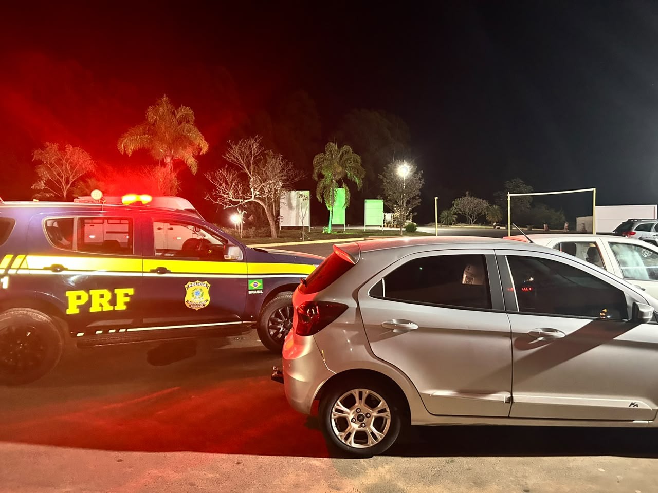 Fuga na BR-365 termina com apreensão de drogas em caixa de som de carro roubado e clonado