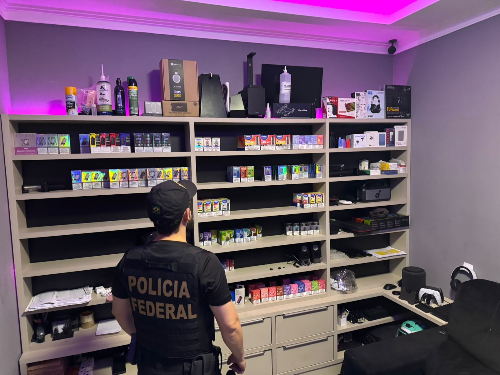 Suspeitos de contrabando de cigarros eletrônicos são alvos de operação da Polícia Federal