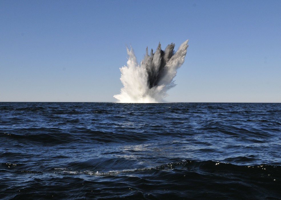 Mina naval da Alemanha instalada na Segunda Guerra Mundial sendo detonada em maio de 2014 — Foto: David Krigbaum/US Navy