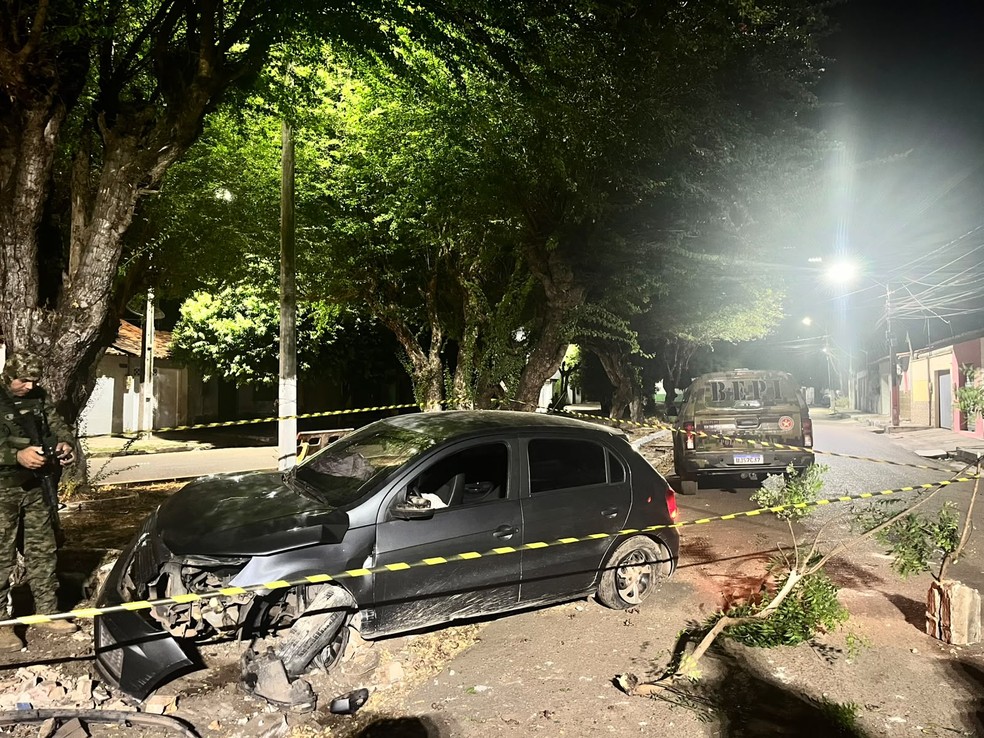 Durante a tentativa de fuga, o motorista perdeu o controle do veículo e bateu. — Foto: Divulgação/Polícia Militar do Maranhão