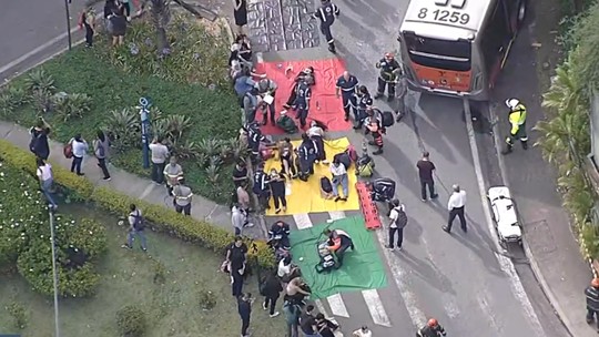 Por que lonas verdes, amarelas, vermelhas e pretas são estendidas ao lado de acidentes?