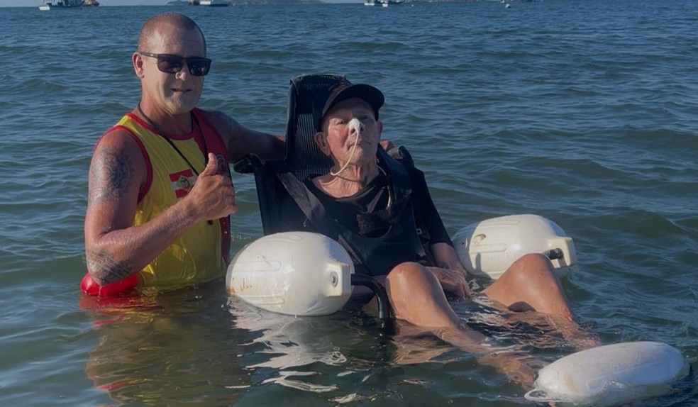 Pai de Luiz, José Fernandes entrou na água pela primeira vez em São Francisco do Sul — Foto: Luiz Augusto Fernandes/Arquivo Pessoal