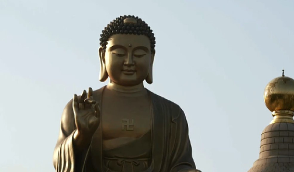 Estátua gigante de Buda em Taiwan tem suástica gravada no peito, que significa "paz". — Foto: TV Globo/Reprodução