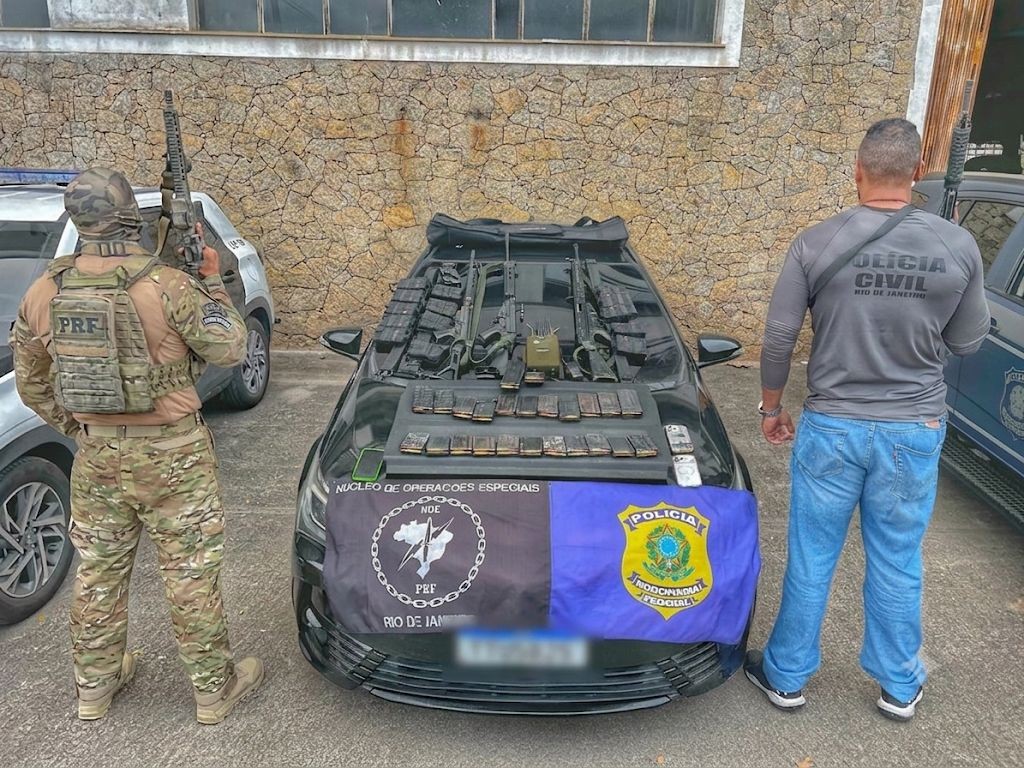Três homens são presos com fuzis e carro roubado na Zona Norte do Rio