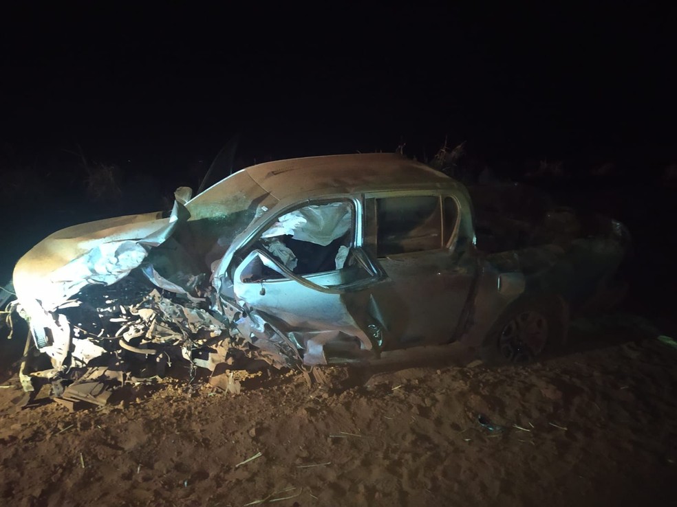 Caminhonete fica destruída após colisão frontal em Acreúna — Foto: Divulgação/Polícia Rodoviária Estadual