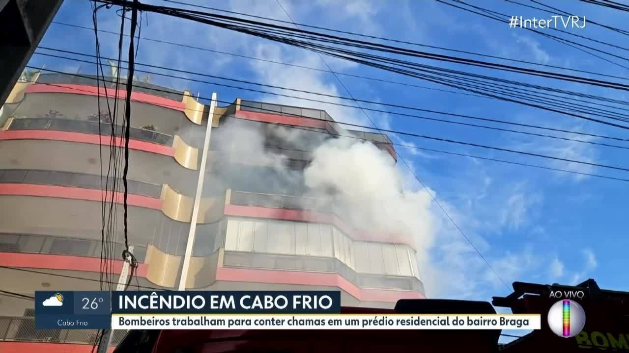 Apartamento é atingido por incêndio em Cabo Frio e morador é salvo por bombeiro: 'estava lá dentro, preso'