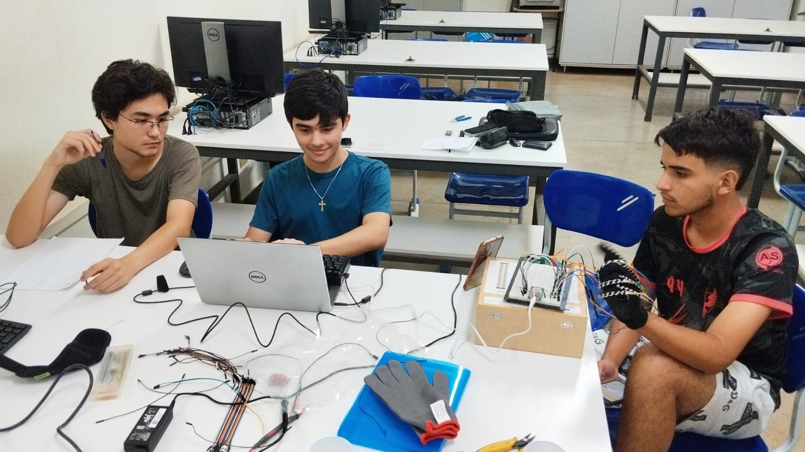 Estudantes criam luva tecnológica que traduz Libras para facilitar comunicação com surdos em MG