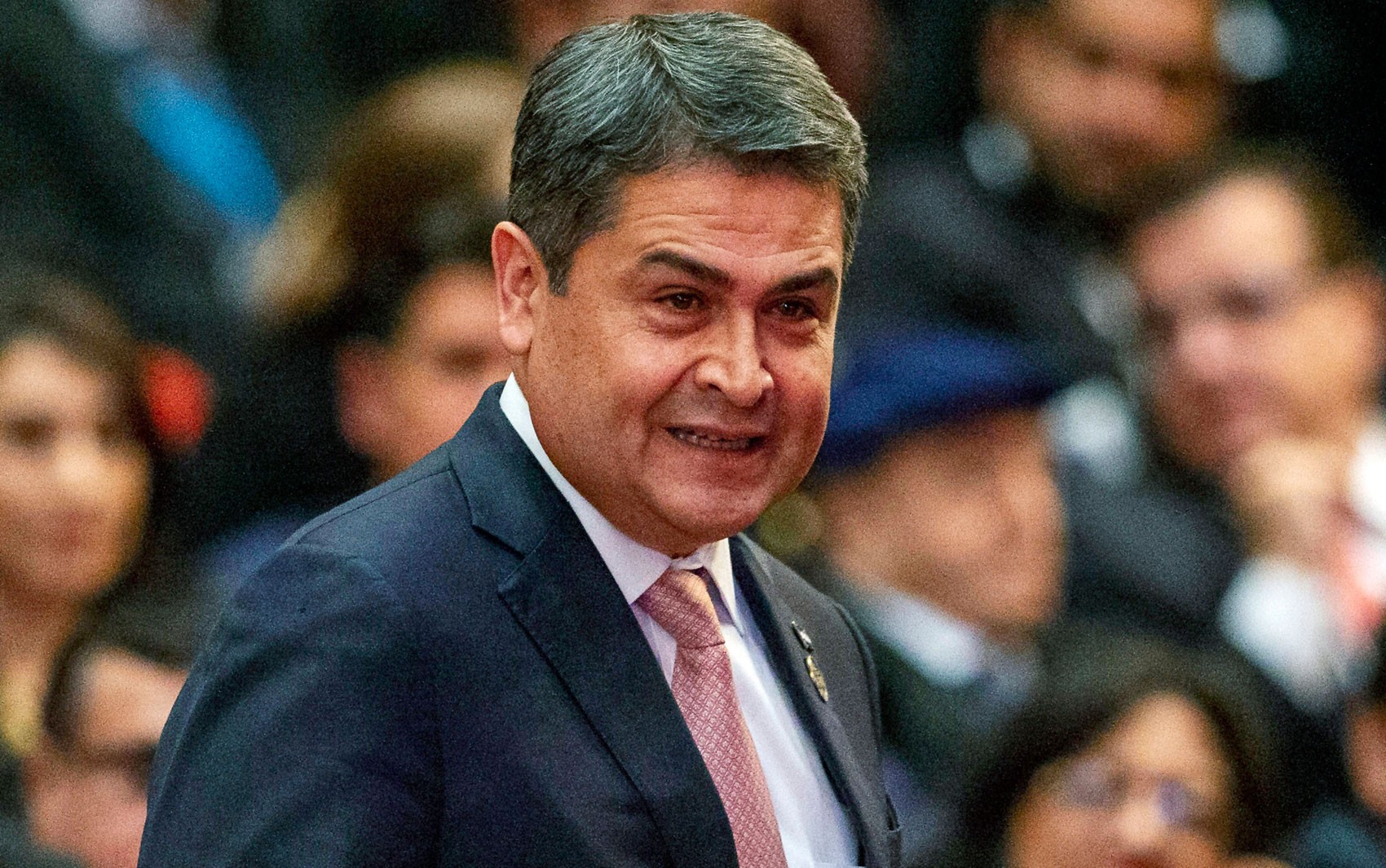 Após perdão de Trump, ex-presidente hondurenho deixa prisão nos EUA em meio a impasse eleitoral em Honduras 