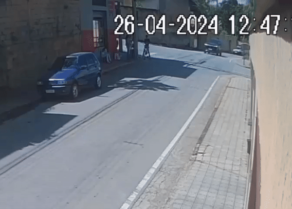 VÍDEO: Moto e carro batem, ciclista é atingido e veículos passam raspando em pedestres na calçada em MG