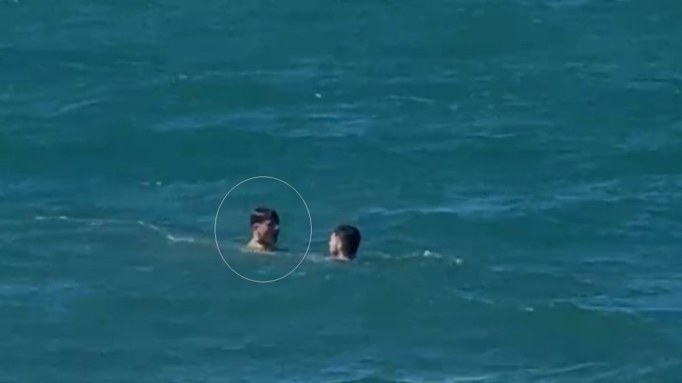 Nicolas Camassola estava no mar com um amigo afastado do grupo da escola quando começou a se afogar. — Foto: Reprodução