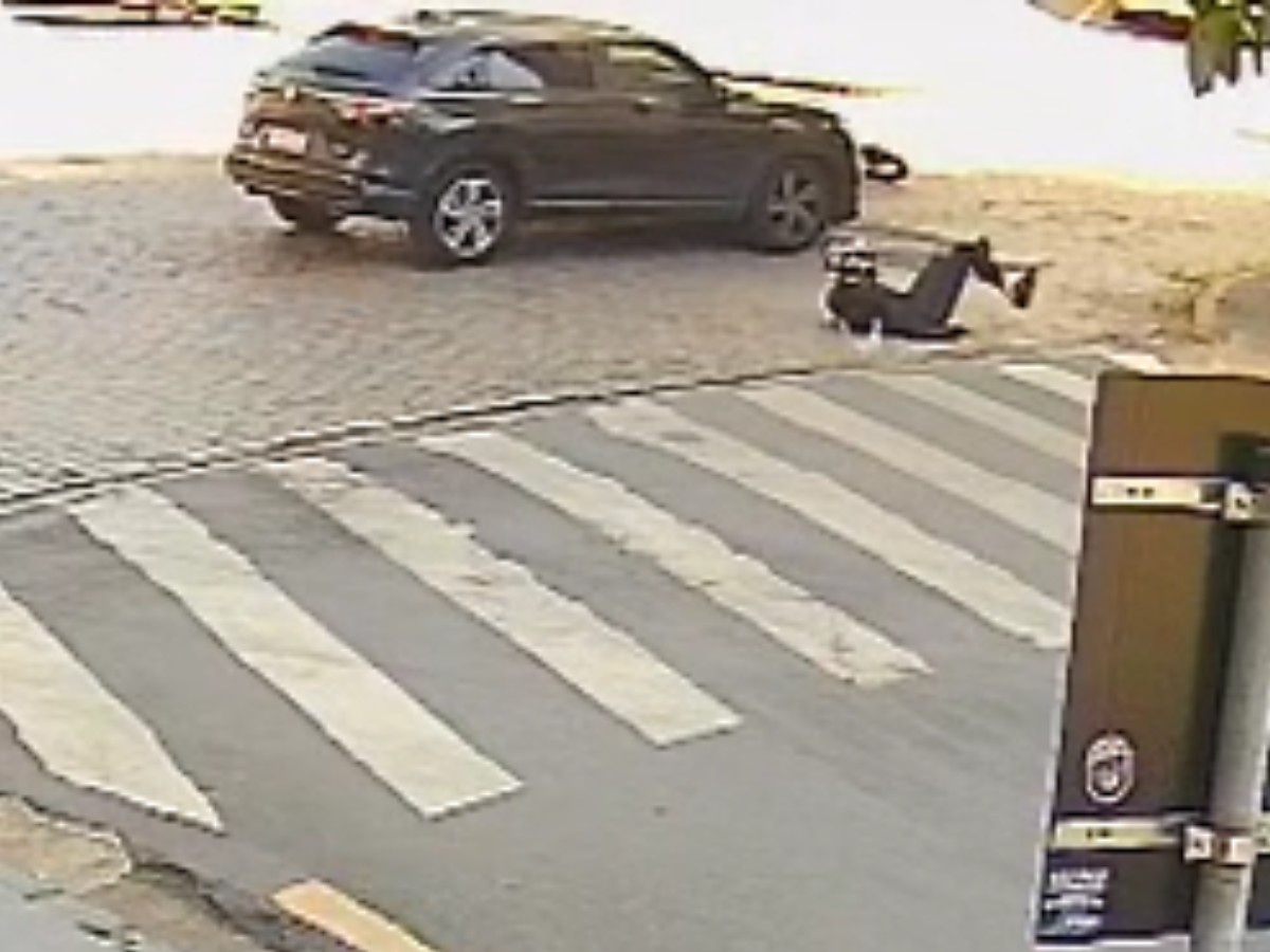 VÍDEO: carro atinge moto e lança motociclista sobre capô em cruzamento de Campinas