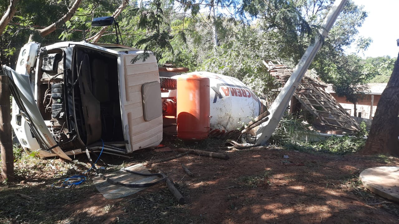 VÍDEO: caminhão carregado com concreto tomba em curva e atinge casa em Valinhos