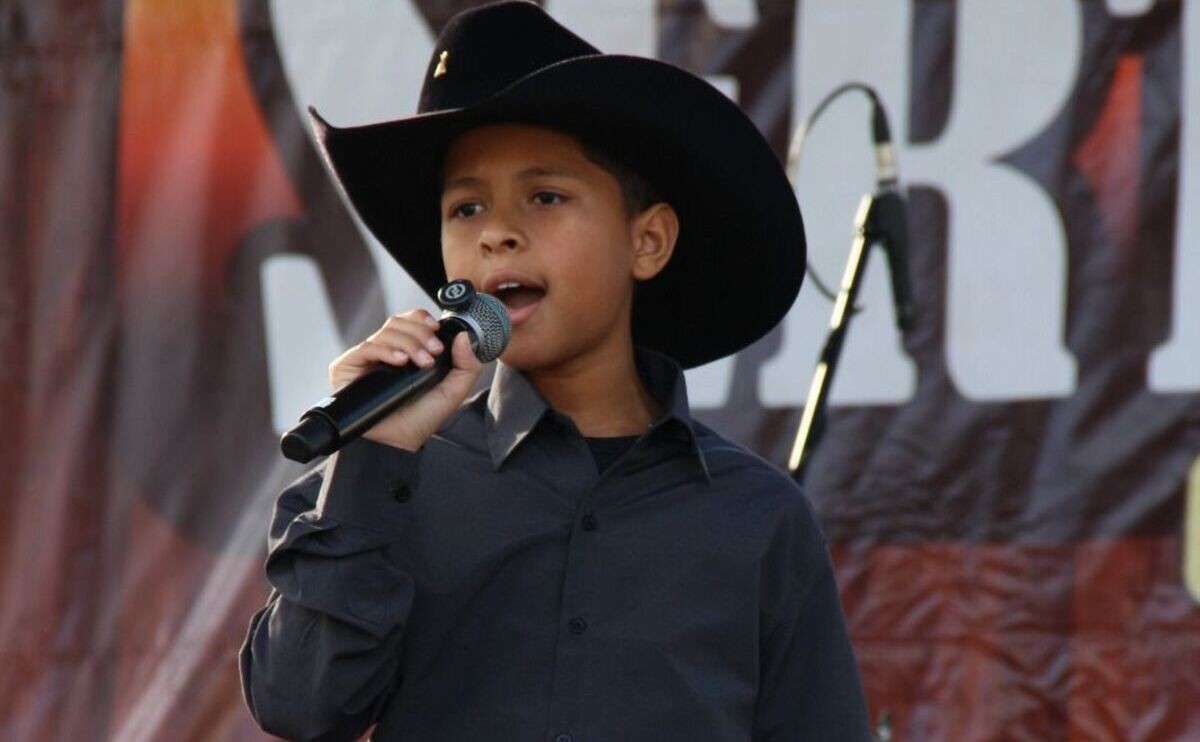 Barretos: cantor mirim sertanejo de Itaquaquecetuba, Leozinho, faz show na Festa do Peão