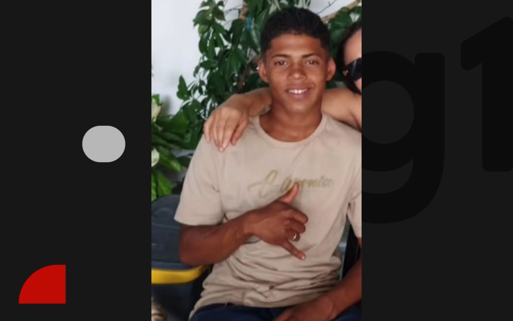 Jovem de 18 anos morre após bater carro em carreta e ser arremessado para fora do veículo na Bahia