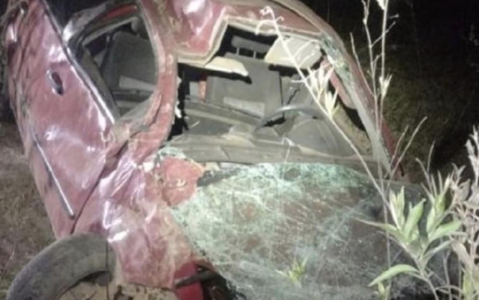 Carro em que mãe e filho estavam ficou completamente destruído após o acidente — Foto: Reprodução/TV Anhanguera