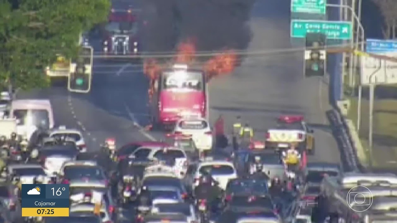 Ônibus pega fogo na Radial Leste, na Zona Leste de SP