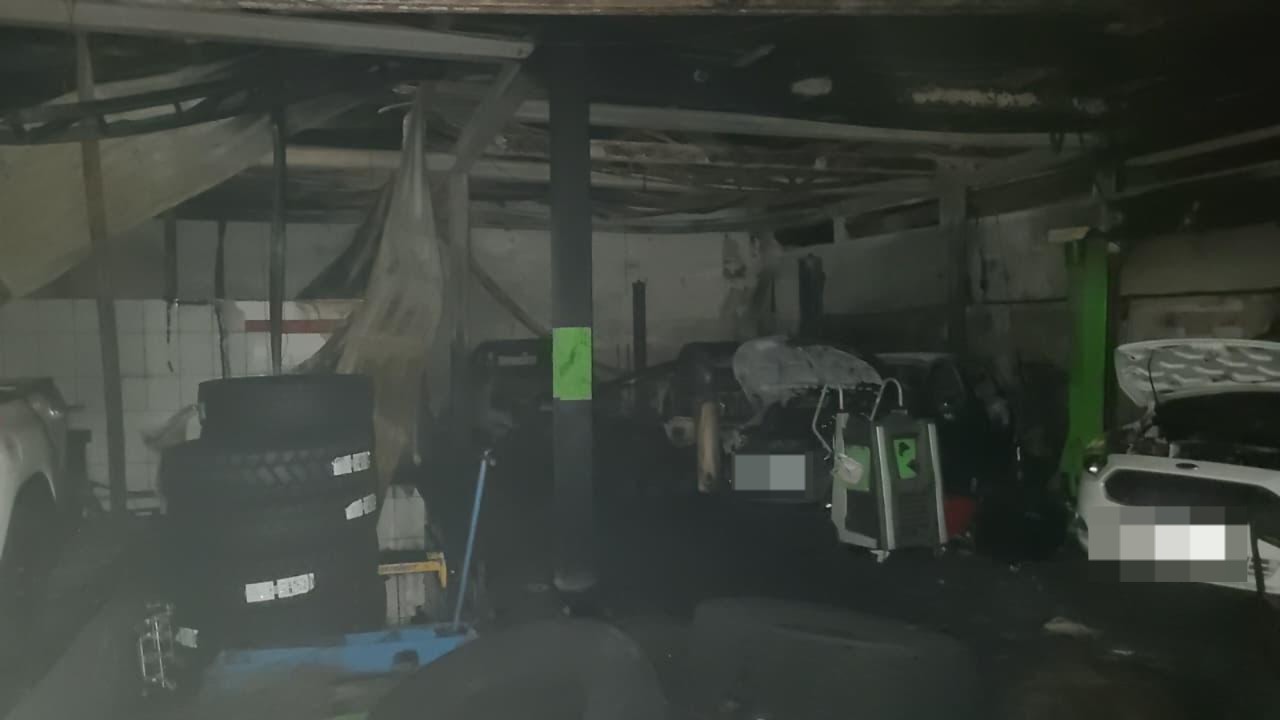 Incêndio atinge cinco carros em loja de veículos em Resende
