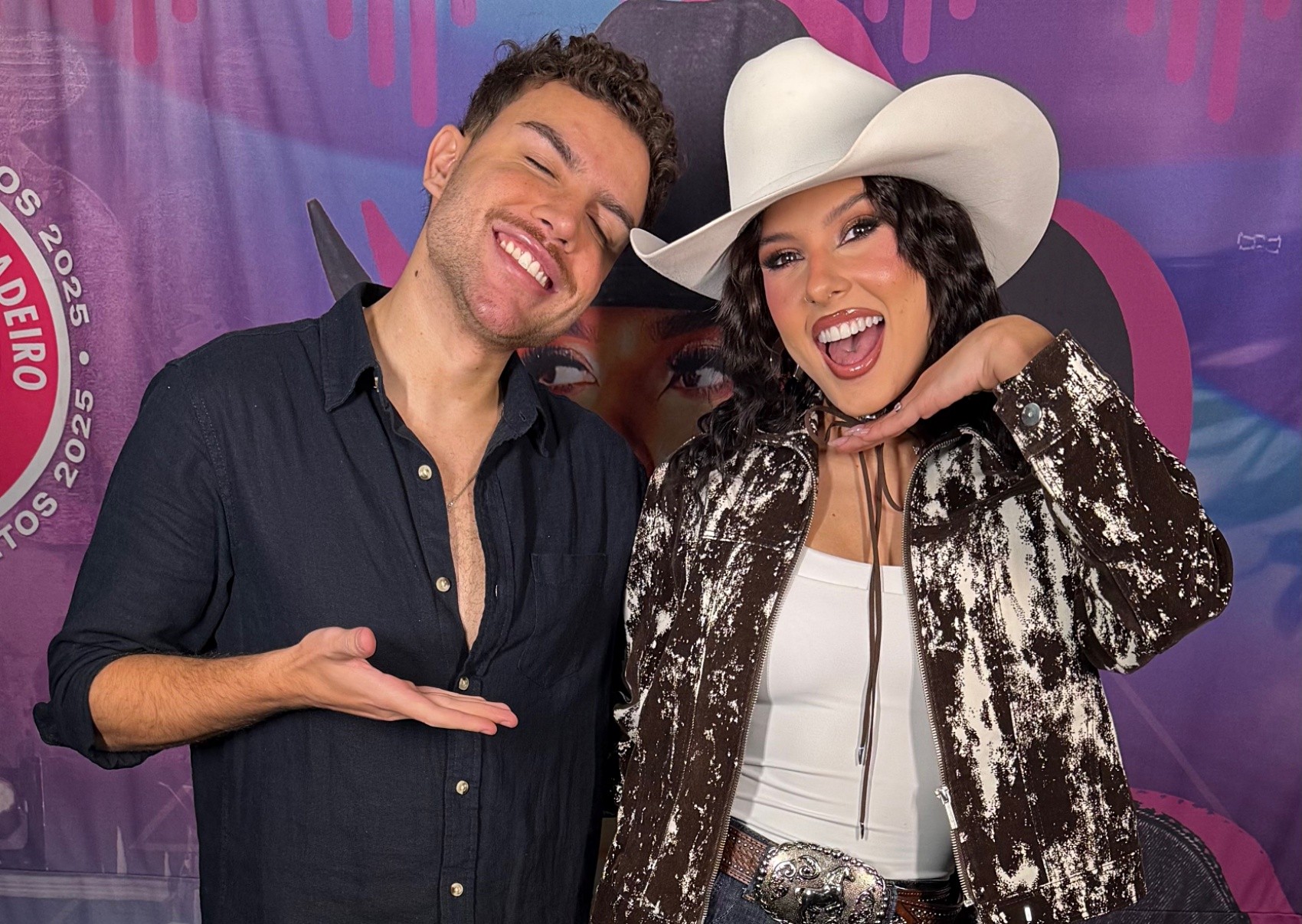 Maquiador mineiro realiza sonho de maquiar cantora em show