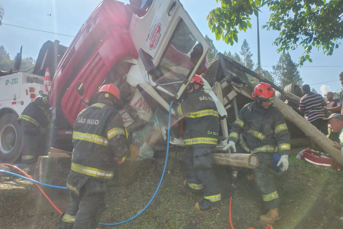 Caminhão carregado de troncos tomba na Rodovia dos Tamoios, no Litoral Norte de SP; veja vídeo