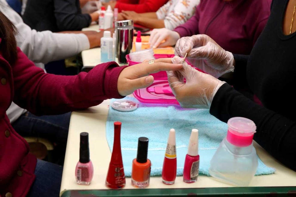 Curso de manicure é uma das oportunidades oferecidas. — Foto: Divulgação