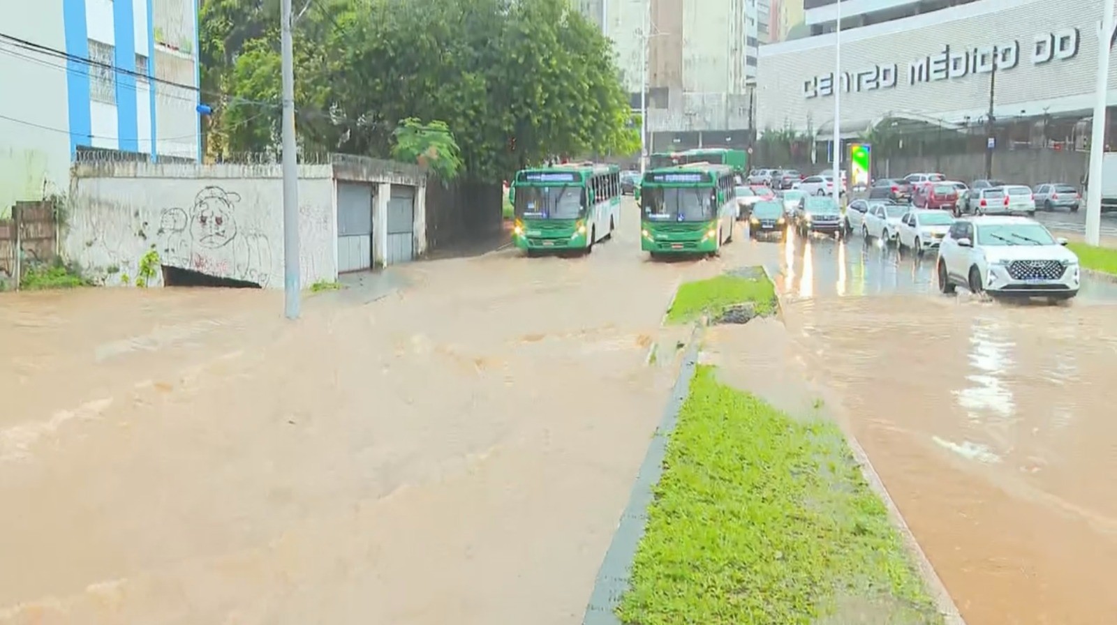 Veículos ficam presos em alagamentos em Salvador; capital e outras 130 cidades baianas estão com alerta de fortes chuvas 